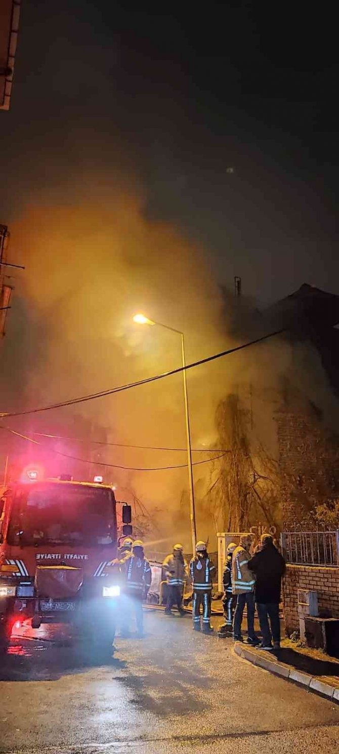 Korkutan yangın: Metruk binada çıkan yangın 3 binaya sıçradı