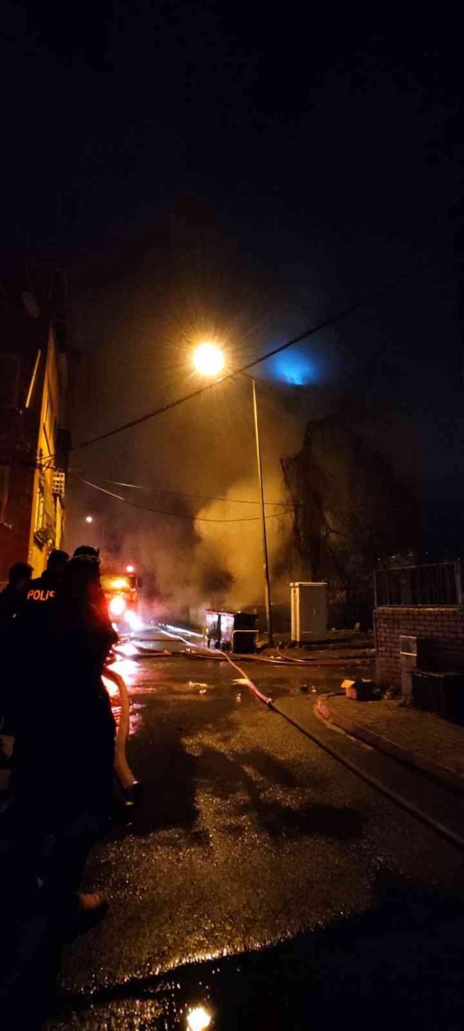Korkutan yangın: Metruk binada çıkan yangın 3 binaya sıçradı