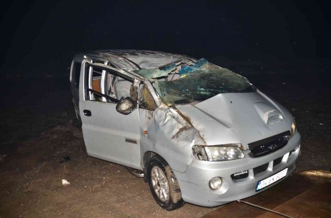 Minibüs takla attı: 3 yaralı