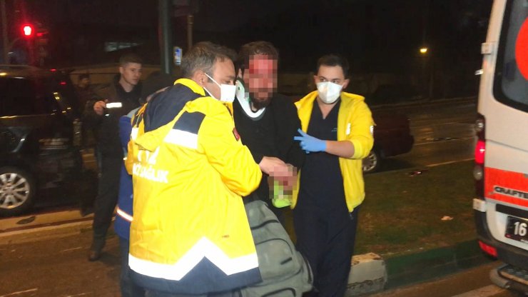 Otomobil, kırmız ışıkta bekleyen minibüse çarptı: 2 yaralı