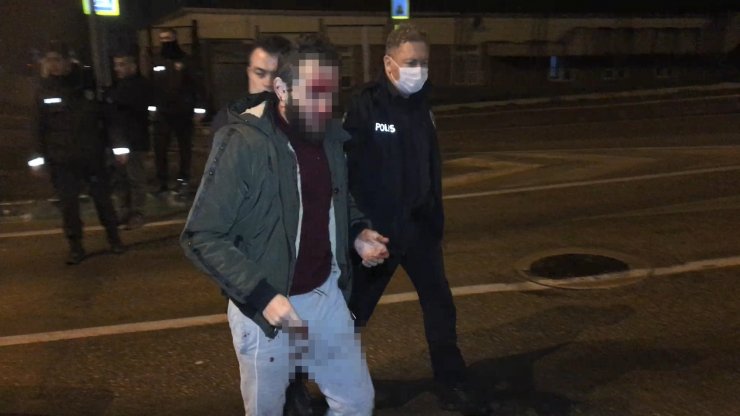 Otomobil, kırmız ışıkta bekleyen minibüse çarptı: 2 yaralı