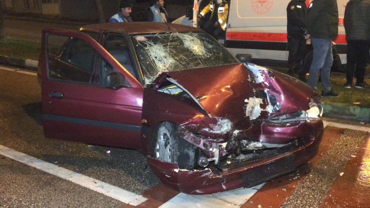 Otomobil, kırmız ışıkta bekleyen minibüse çarptı: 2 yaralı