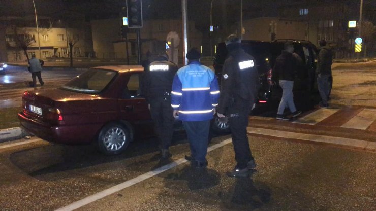 Otomobil, kırmız ışıkta bekleyen minibüse çarptı: 2 yaralı