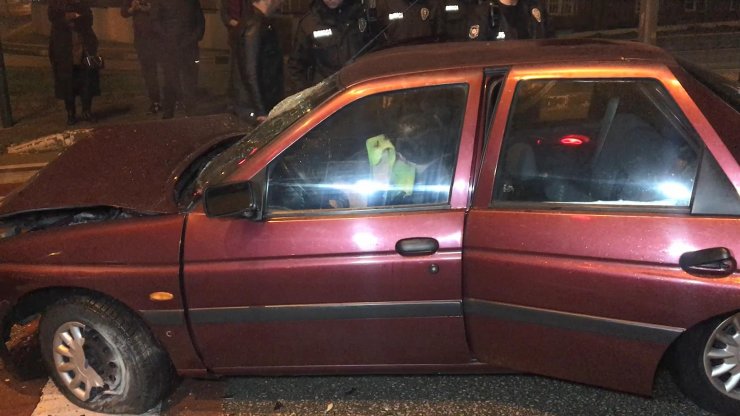 Otomobil, kırmız ışıkta bekleyen minibüse çarptı: 2 yaralı