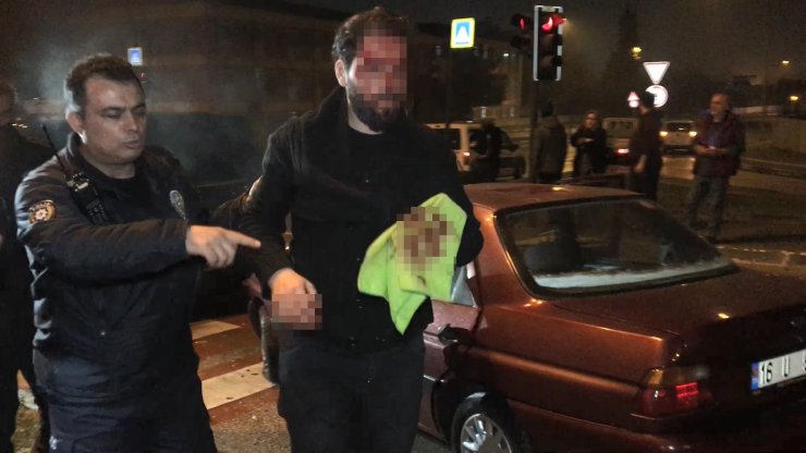 Otomobil, kırmız ışıkta bekleyen minibüse çarptı: 2 yaralı