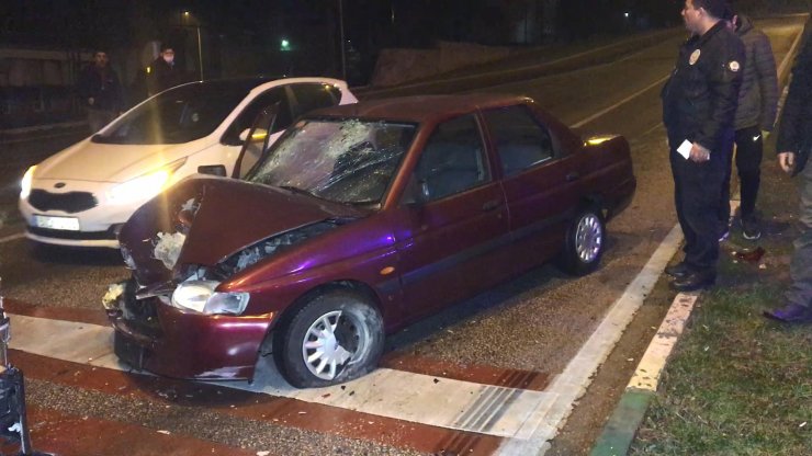 Otomobil, kırmız ışıkta bekleyen minibüse çarptı: 2 yaralı