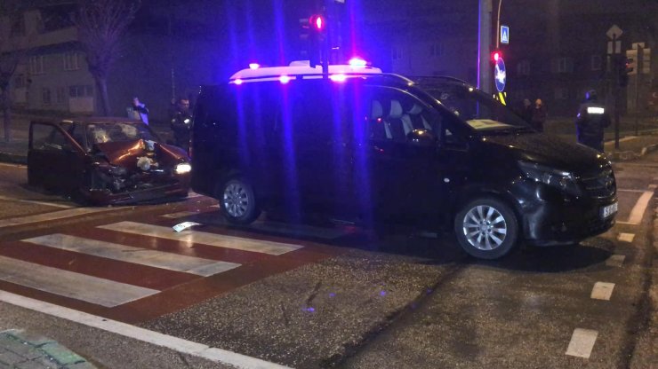 Otomobil, kırmız ışıkta bekleyen minibüse çarptı: 2 yaralı