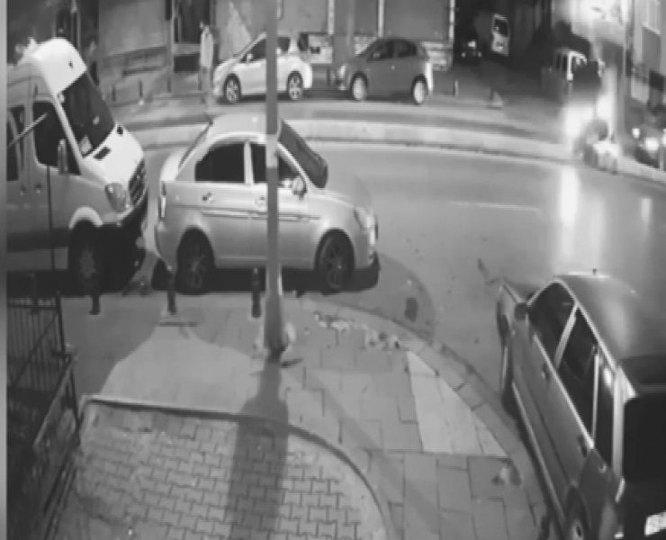 Otomobil refüje çarpıp uçtu: O anlar kamerada 