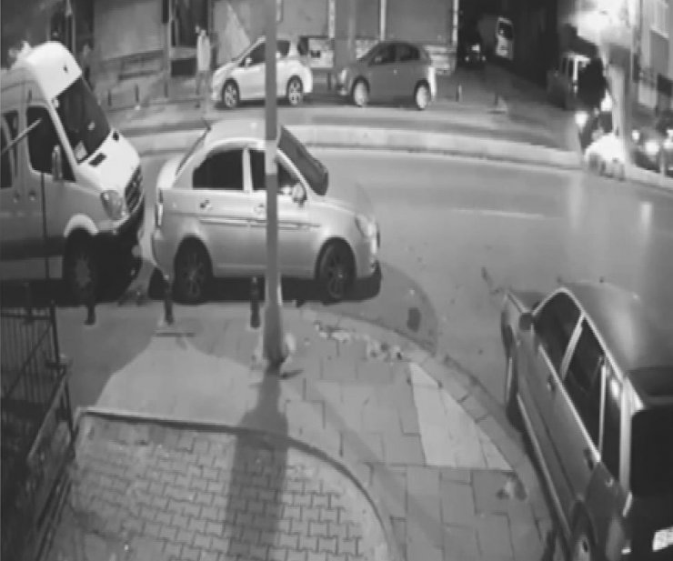 Otomobil refüje çarpıp uçtu: O anlar kamerada 