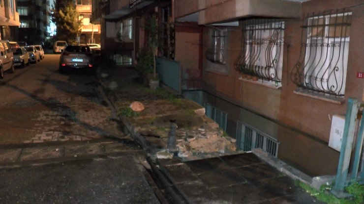 Otomobil refüje çarpıp uçtu: O anlar kamerada 