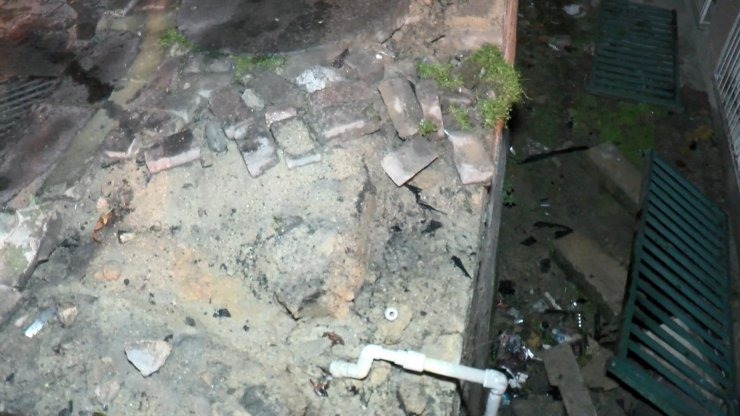 Otomobil refüje çarpıp uçtu: O anlar kamerada 