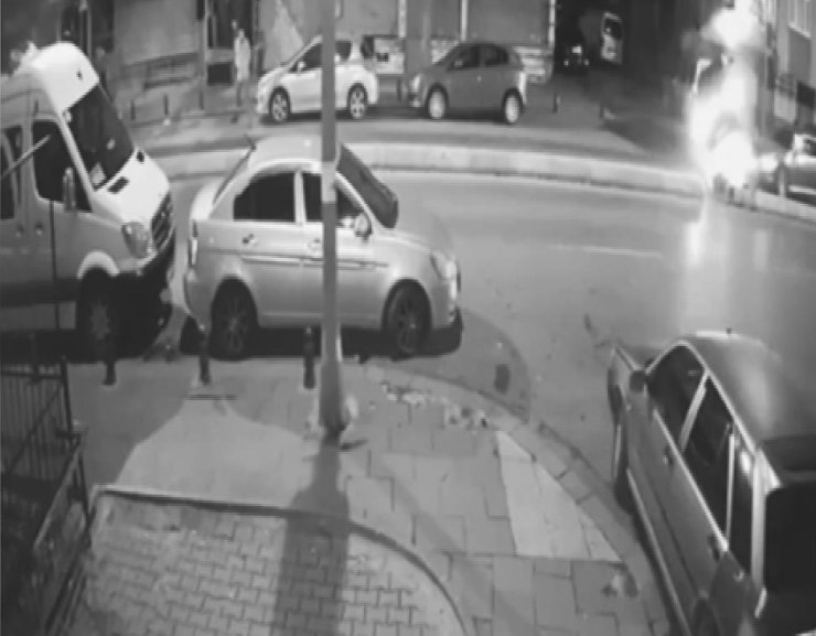 Otomobil refüje çarpıp uçtu: O anlar kamerada 