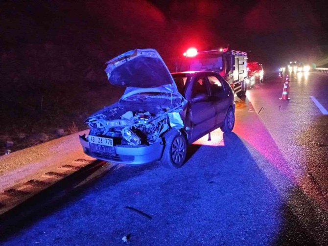 Otomobil tıra arkadan çarptı: 3 yaralı