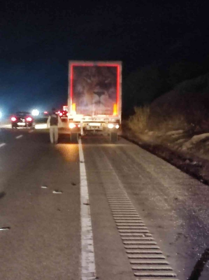 Otomobil tıra arkadan çarptı: 3 yaralı