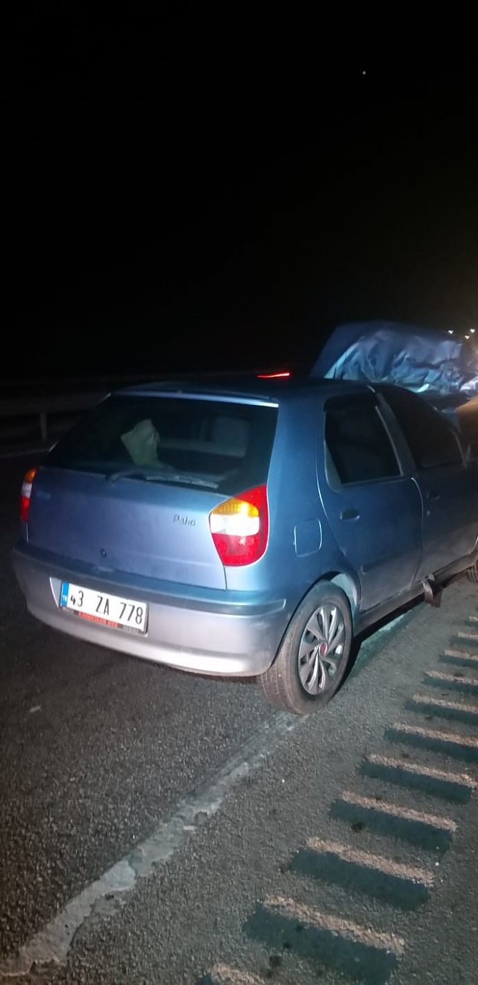 Otomobil tıra arkadan çarptı: 3 yaralı