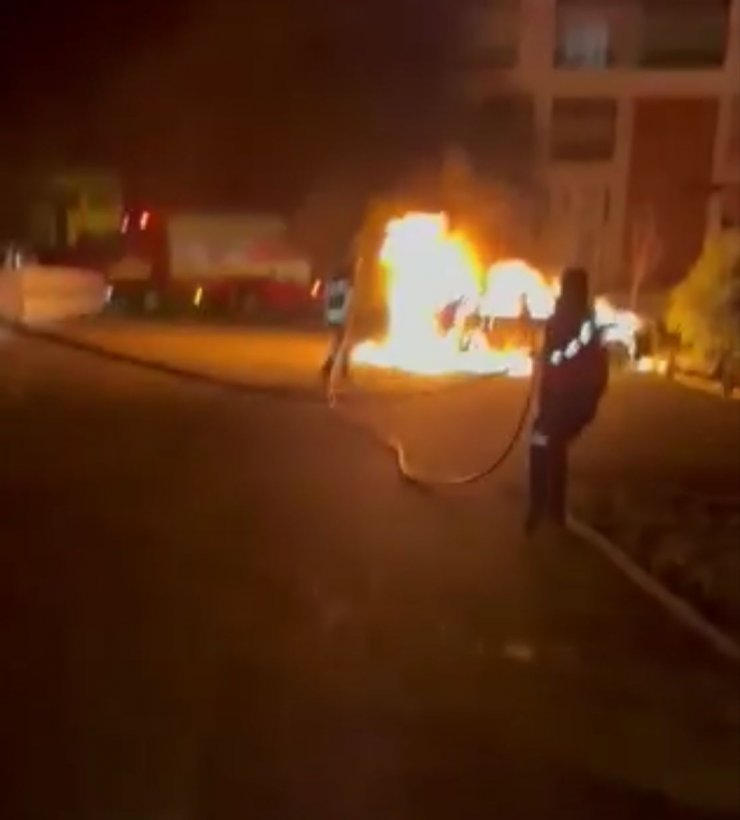 Otomobili çalıp, yaktı