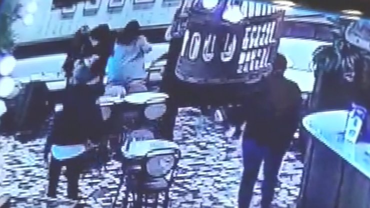 Restoranda çocuğu önünde koca dayağı; sosyal medyadan yardım istedi