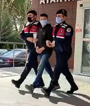 Sevgilisinin babasına kızıp, saman balyalarını yaktı