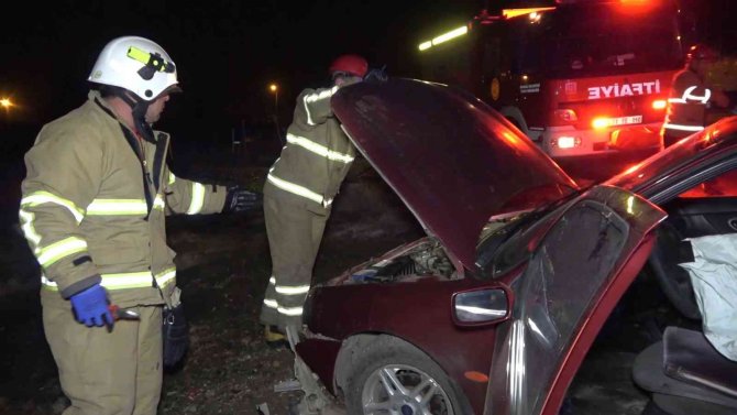 Telefon direğine çarpan otomobil evin bahçesine uçtu: 1 yaralı