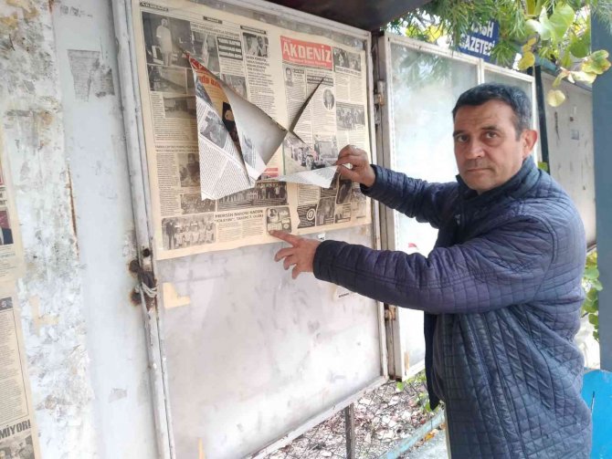 Yerel gazete panosuna çirkin saldırı