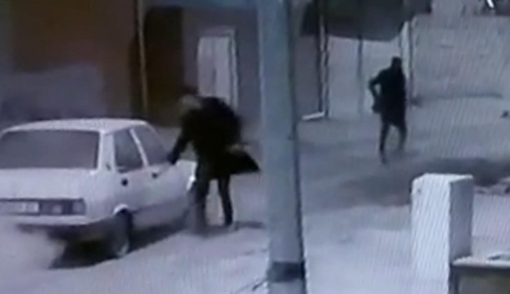 Yılbaşı gecesi çaldıkları otomobille kaza yaptılar