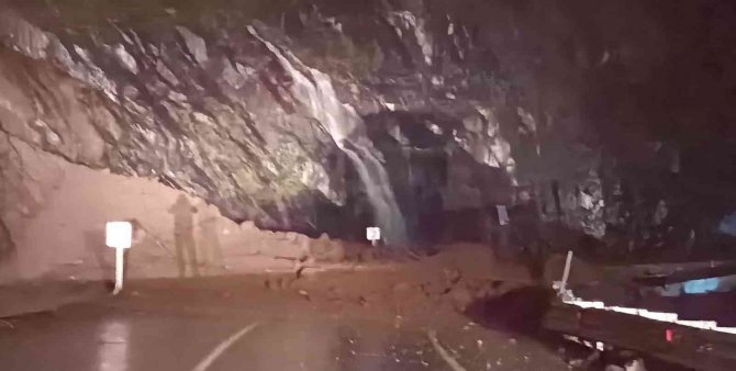 Artvin’de şiddetli yağış heyelana neden oldu