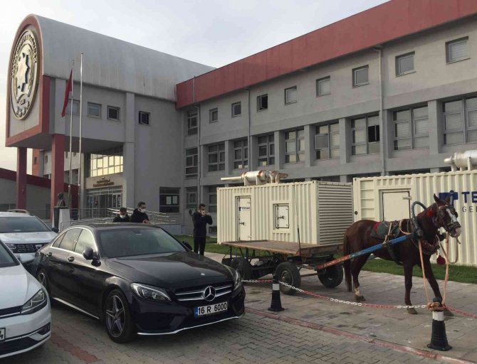 At arabasıyla uyuşturucu satan baba oğul tutuklandı