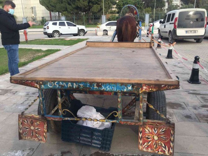 At arabasıyla uyuşturucu satan baba oğul tutuklandı