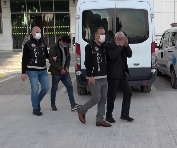 At arabasıyla uyuşturucu satan baba oğul tutuklandı