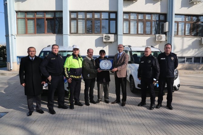 Bağışlanan 2 araç törenle teslim alındı