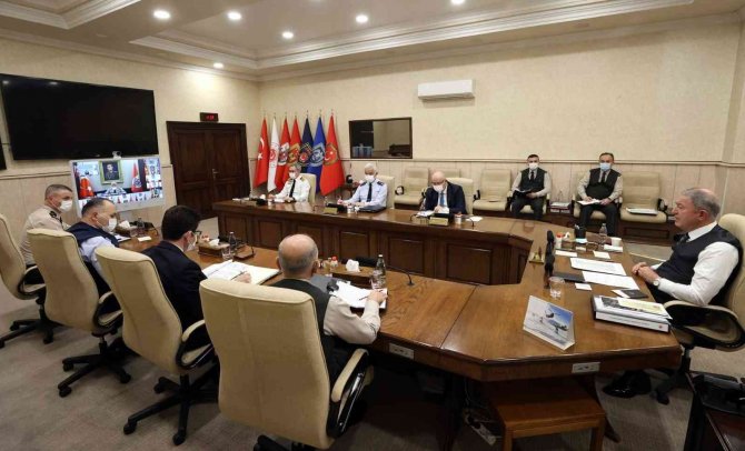 Bakan Akar, Kuvvet Komutanları ile videolu toplantı gerçekleştirdi