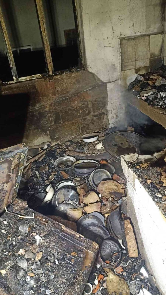 Çıkan yangında 2 ev küle döndü