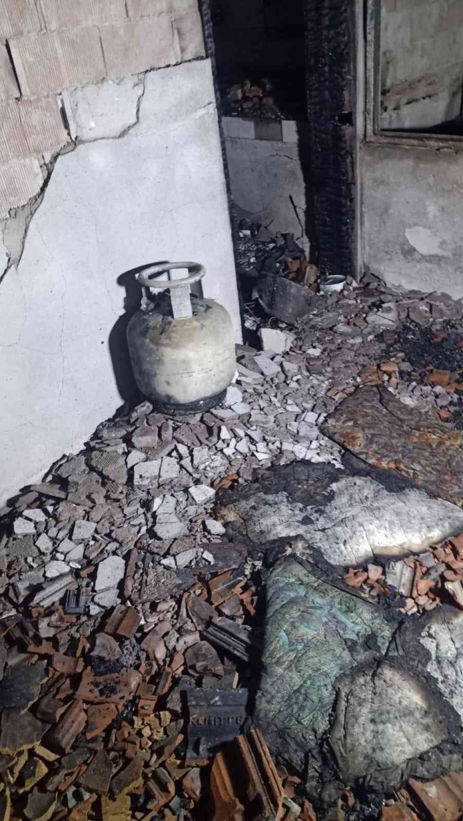 Çıkan yangında 2 ev küle döndü