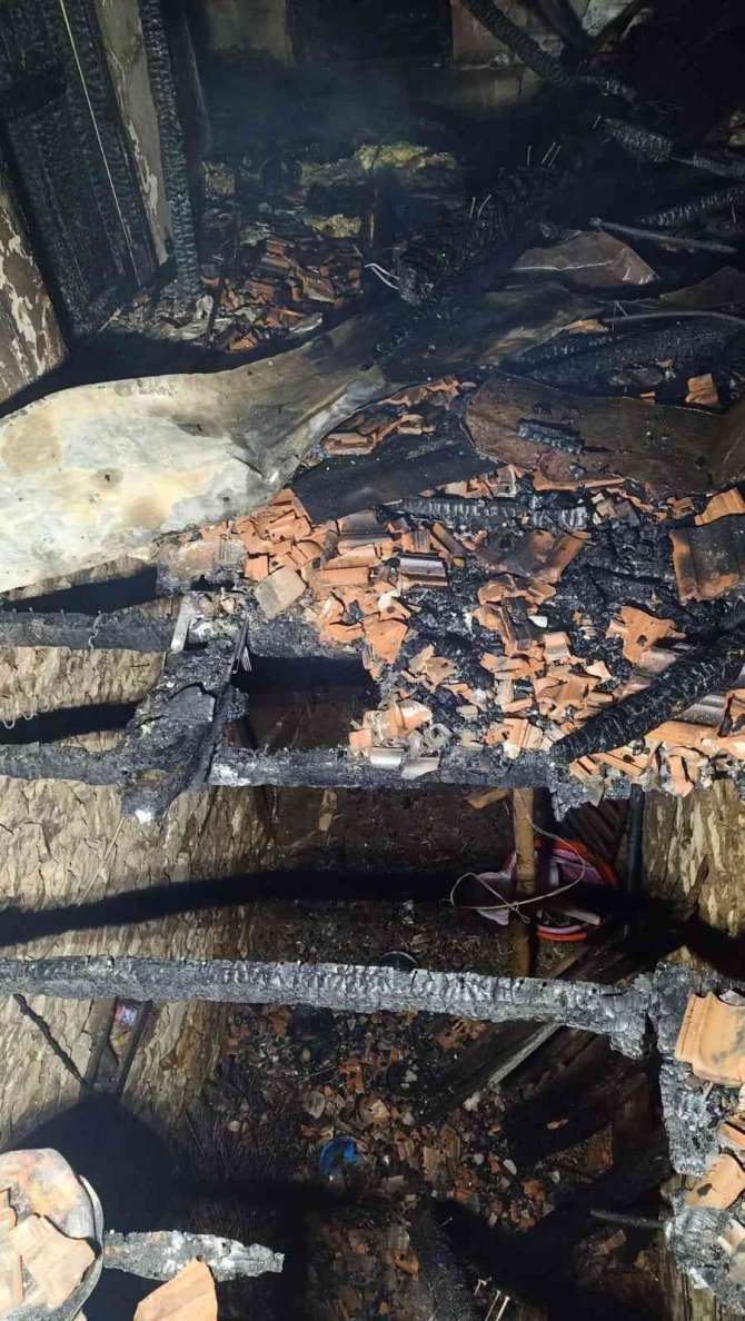 Çıkan yangında 2 ev küle döndü