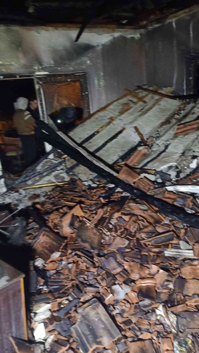 Çıkan yangında 2 ev küle döndü