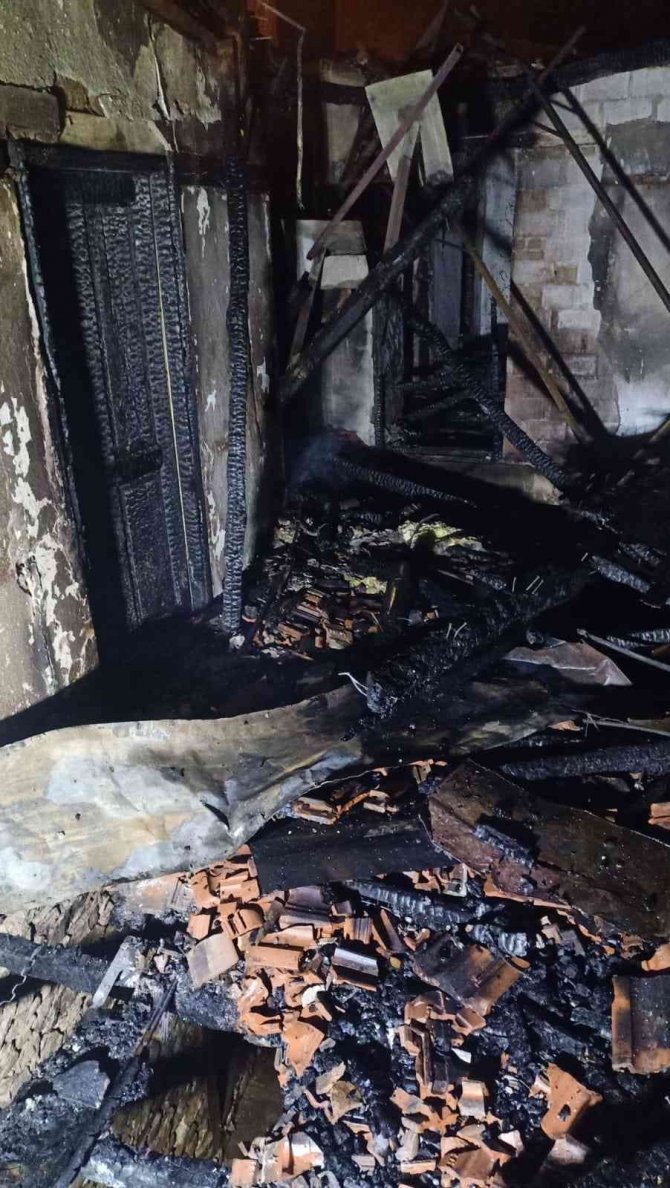 Çıkan yangında 2 ev küle döndü