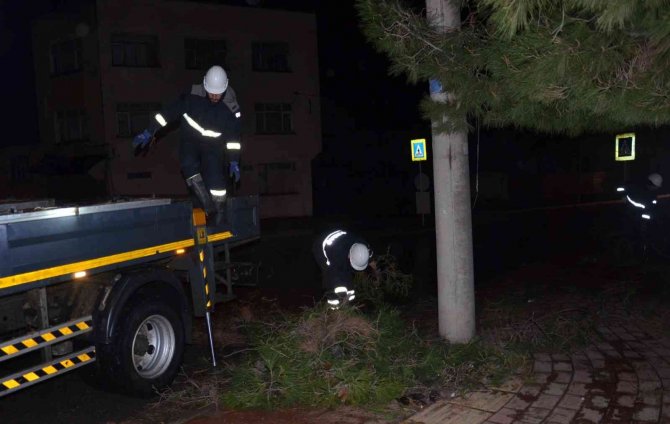 Elektrik direğinde kısa devre sonucu çıkan kıvılcımlar ekipleri alarma geçirdi