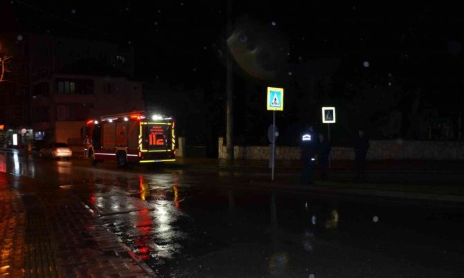 Elektrik direğinde kısa devre sonucu çıkan kıvılcımlar ekipleri alarma geçirdi