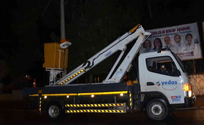 Elektrik direğinde kısa devre sonucu çıkan kıvılcımlar ekipleri alarma geçirdi