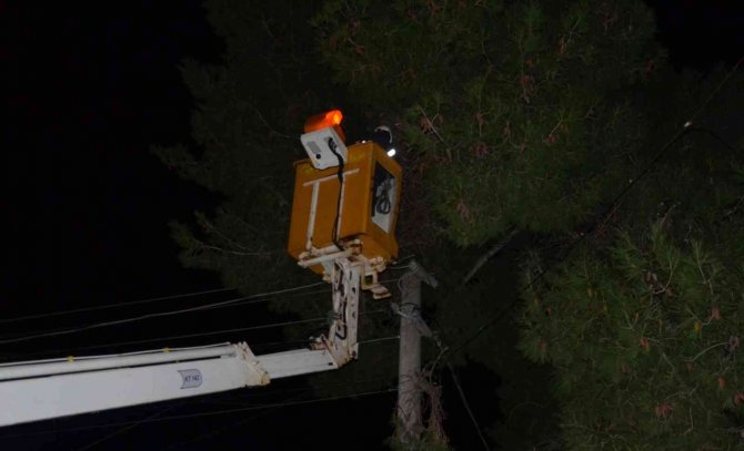 Elektrik direğinde kısa devre sonucu çıkan kıvılcımlar ekipleri alarma geçirdi