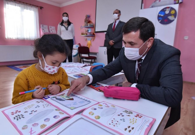 Hasan Kılca: “Eğitimin, eğitimcinin ve öğrencinin yanındayız”