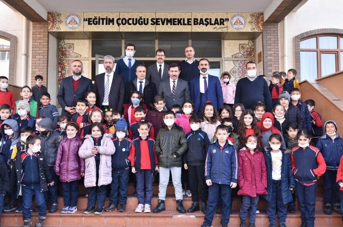 Hasan Kılca: “Eğitimin, eğitimcinin ve öğrencinin yanındayız”