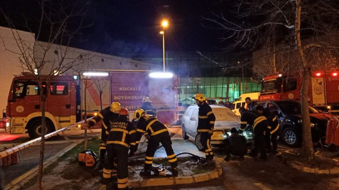 Hastane otoparkında çıkan otomobil yangını korkuttu