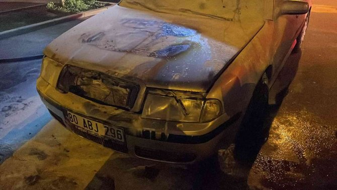 Hastane otoparkında çıkan otomobil yangını korkuttu