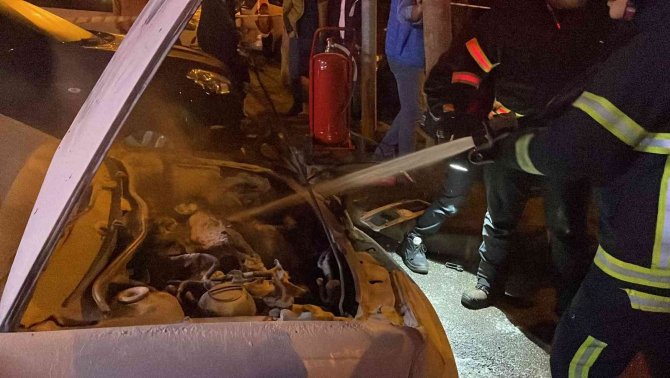 Hastane otoparkında çıkan otomobil yangını korkuttu