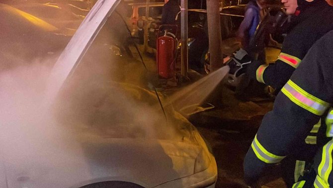 Hastane otoparkında çıkan otomobil yangını korkuttu