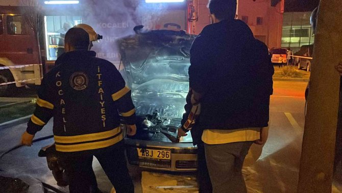 Hastane otoparkında çıkan otomobil yangını korkuttu