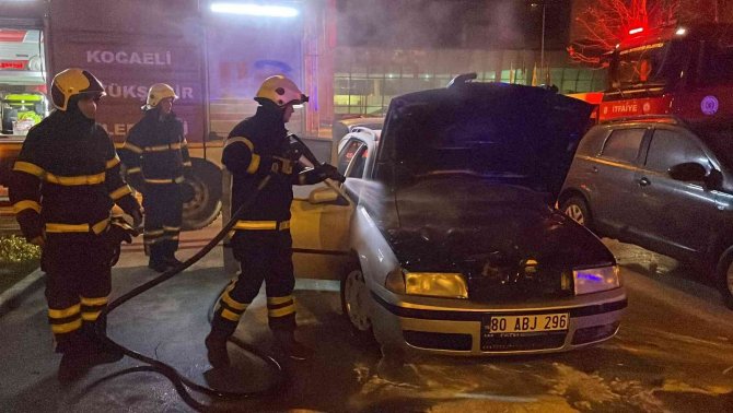 Hastane otoparkında çıkan otomobil yangını korkuttu