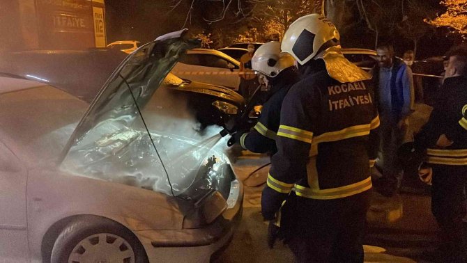 Hastane otoparkında çıkan otomobil yangını korkuttu