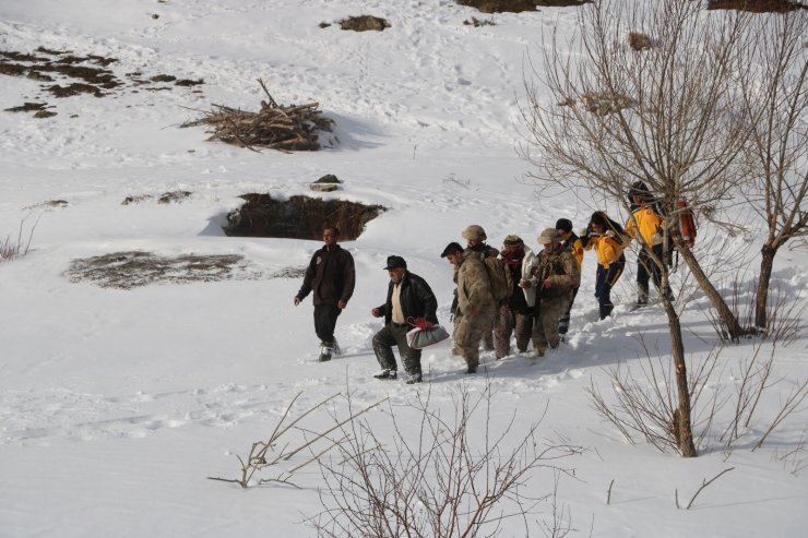 Kardan yolu kapanan 2 bin rakımlı köyde helikopterli hasta kurtarma operasyonu